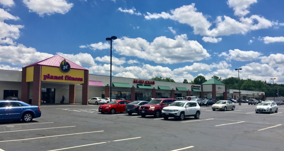 Image of a newly opened Planet Fitness in Hawkins Plaza